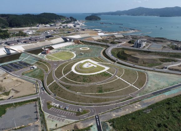 南三陸町震災復興祈念公園と中橋が完成し、全体開園式及び開通式が開催されました